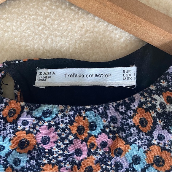 Zara sleeveless flowy blouse with partially open back and floral pattern - Picture 3 of 5